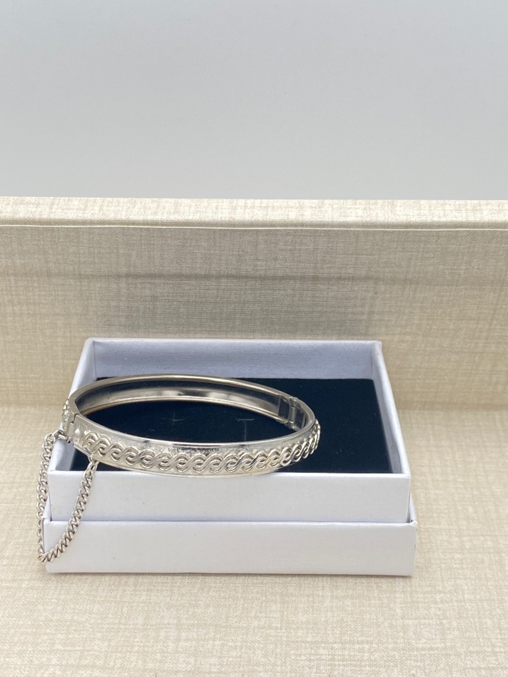 Vintage Marino Jewelry Style Silver Tone Hinged Bangle Bracelet w/ Safety Chain